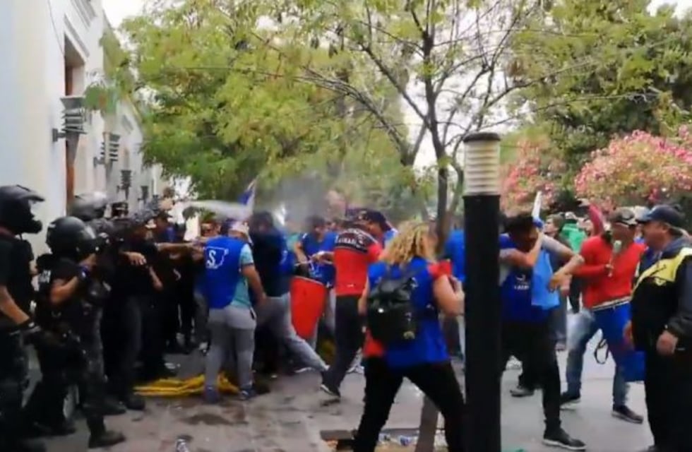 Acampe e incidentes en Rawson en el reclamo de estatales