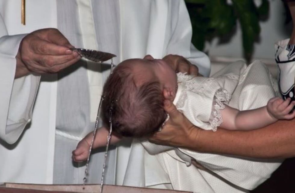 Indignación en las redes sociales por un bautismo violento que se hizo viral