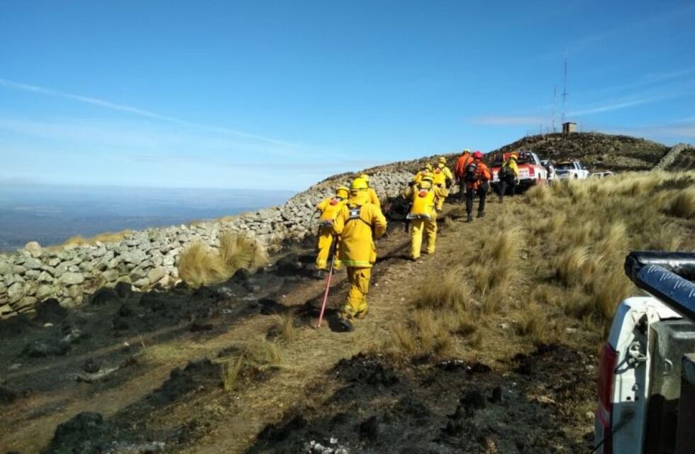 En guardia de cenizas el incendio en La Falda