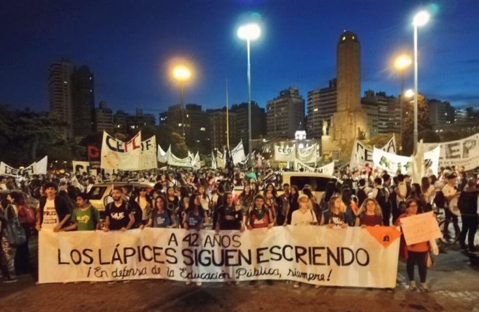 Miles de estudiantes rosarinos recordaron el aniversario de La Noche de los Lápices