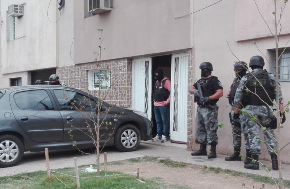 Allanaron una veintena de domicilios para desbaratar una banda dedicada a la venta de drogas