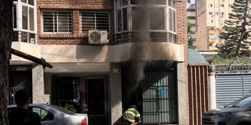 Las llamas provocaron daños menores en el inmueble ubicado en Montevideo 625\u002E (@MissLiera22)