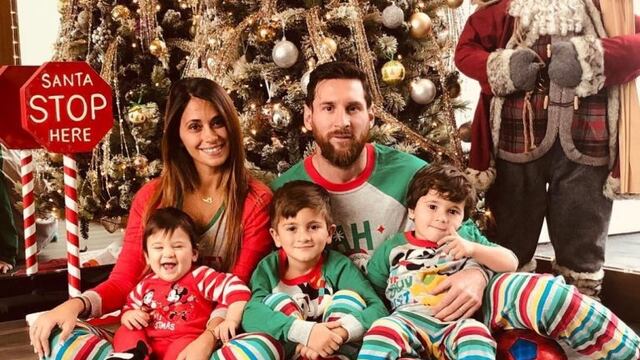 La familia repitió la decoración del arbolito pero cambió el vestuario\u002E