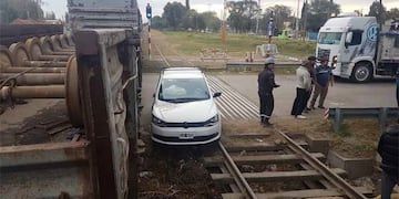 Una mujer chocó de frente contra un tren