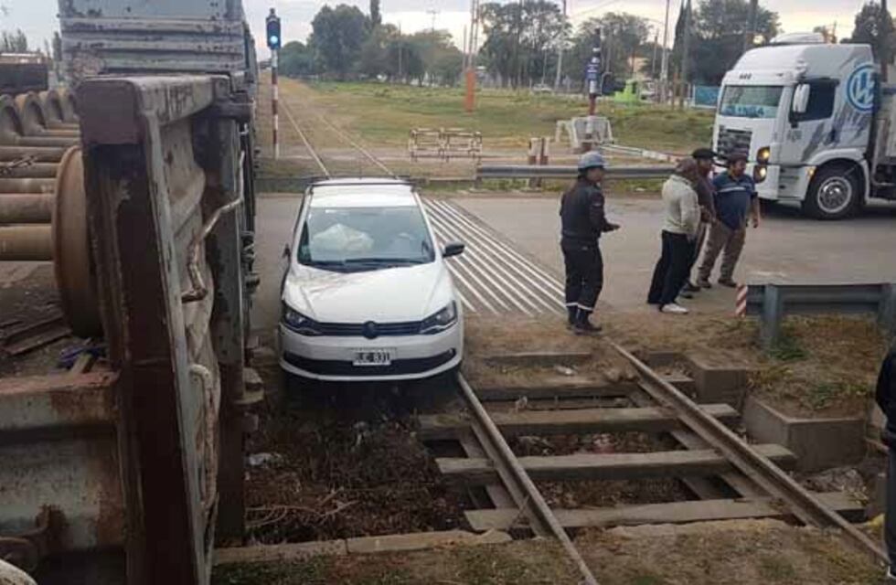 Una mujer chocó contra un tren