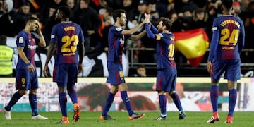 GRAF7824\u002E Valencia, 08/02/2018\u002E Los jugadores del FC Barcelona, el argentino Leo Messi (2d) y Sergio Busquets, celebran su pase a la final de la Copa del Rey tras derrotar por 0-2 al Valencia en el encuentro de vuelta de semifinales de la Copa del Rey disputado en el estadio de Mestalla\u002E EFE/Manuel Bruque\u002E