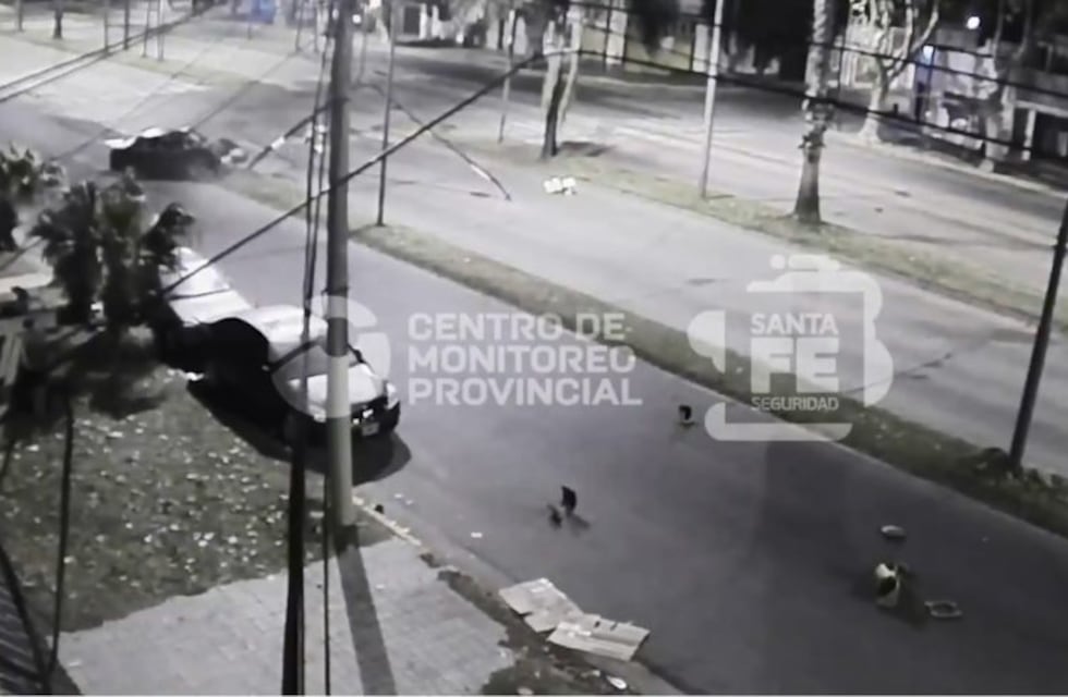 Un automóvil derribó la columna de un semáforo tras subir al cantero de Rondeau