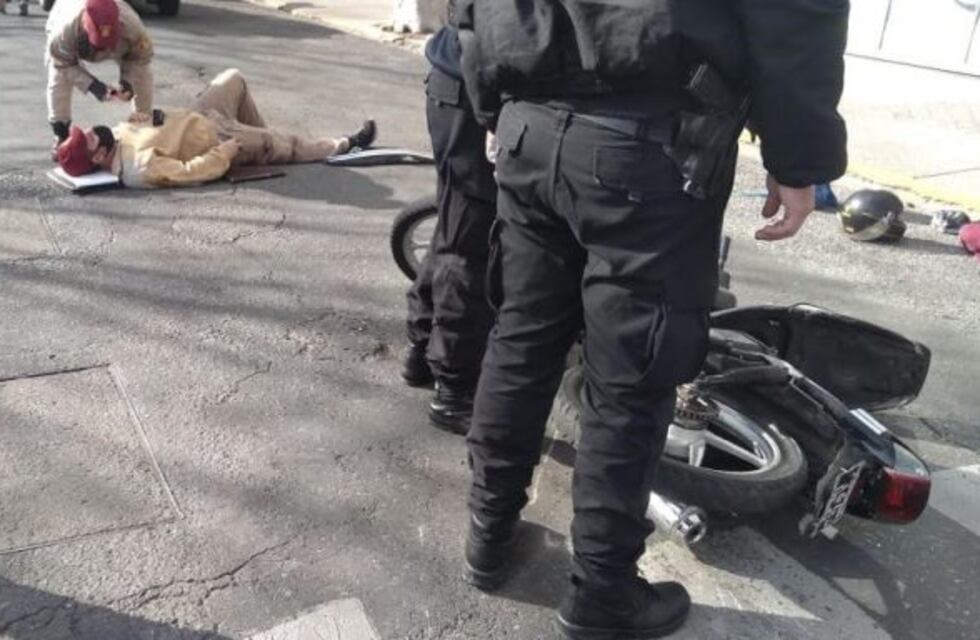Motociclista atropelló a un agente de la GUM en su intento de eludir un control