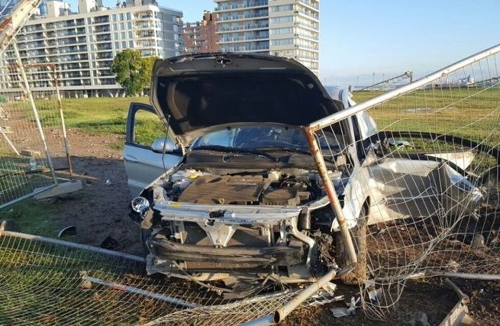 Vuelco en Puerto Norte: Dos jóvenes permanecen internados pero fuera de peligro