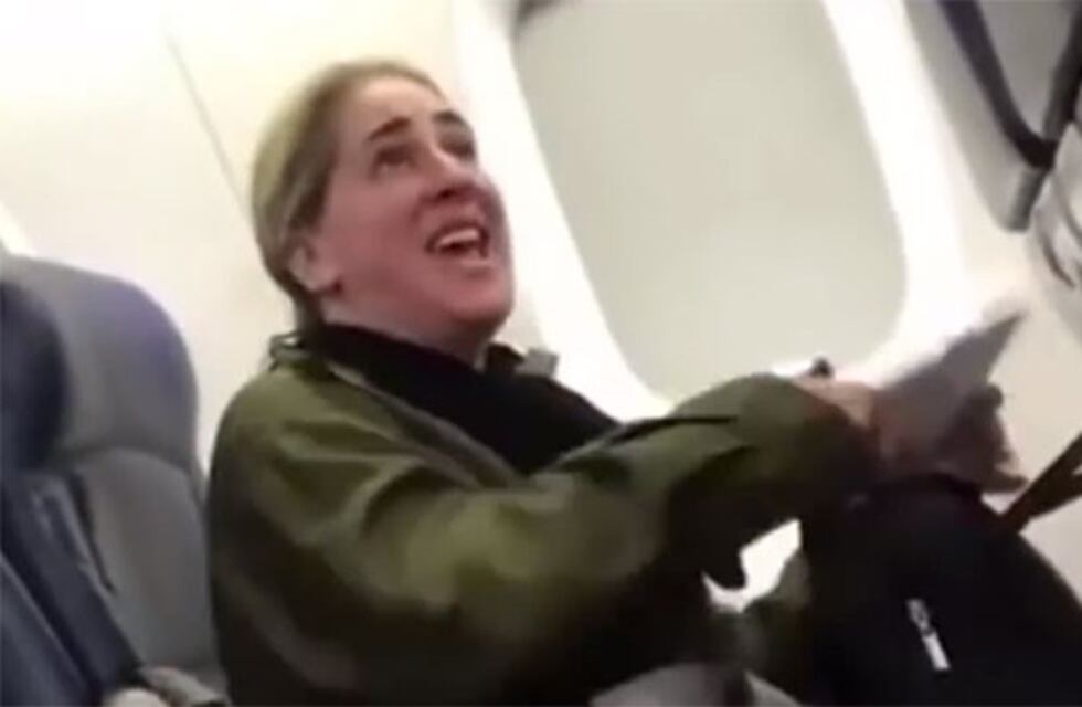 Se quejó a los gritos en un avión y recibió un castigo ejemplar