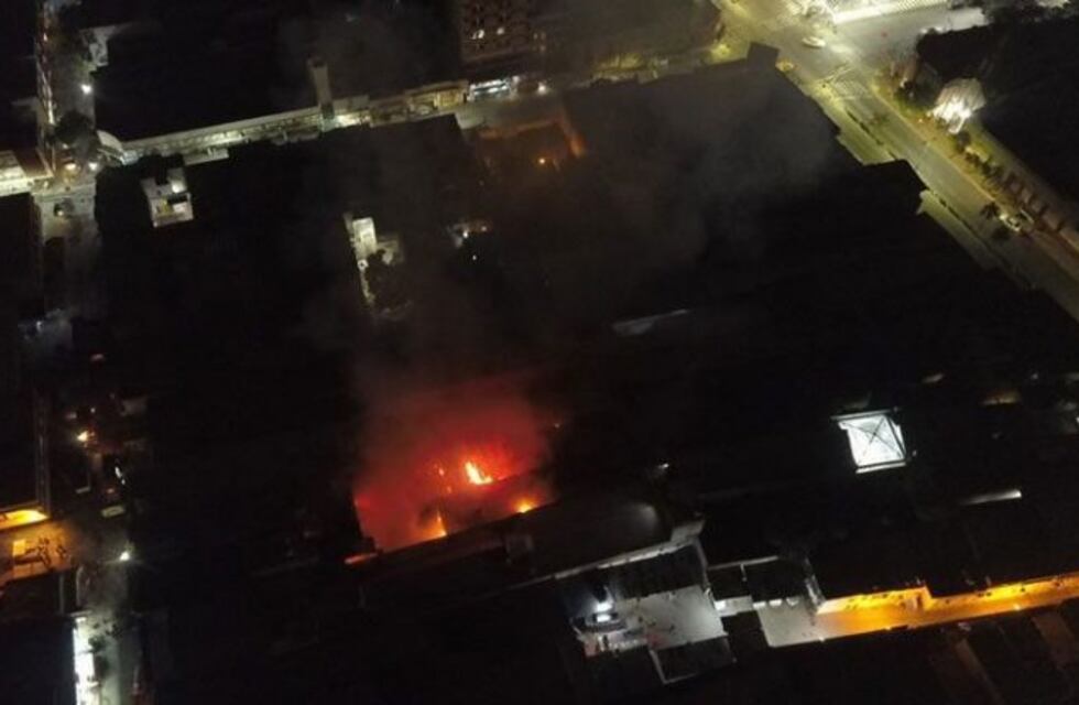 En pleno centro santiagueño se incendió un conocido bazar