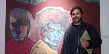 Federico Mesaroli junto a su obra