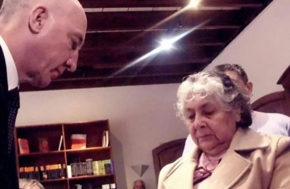 El embajador británico devolvió una cédula de un soldado marplatense caído en Malvinas a su familia