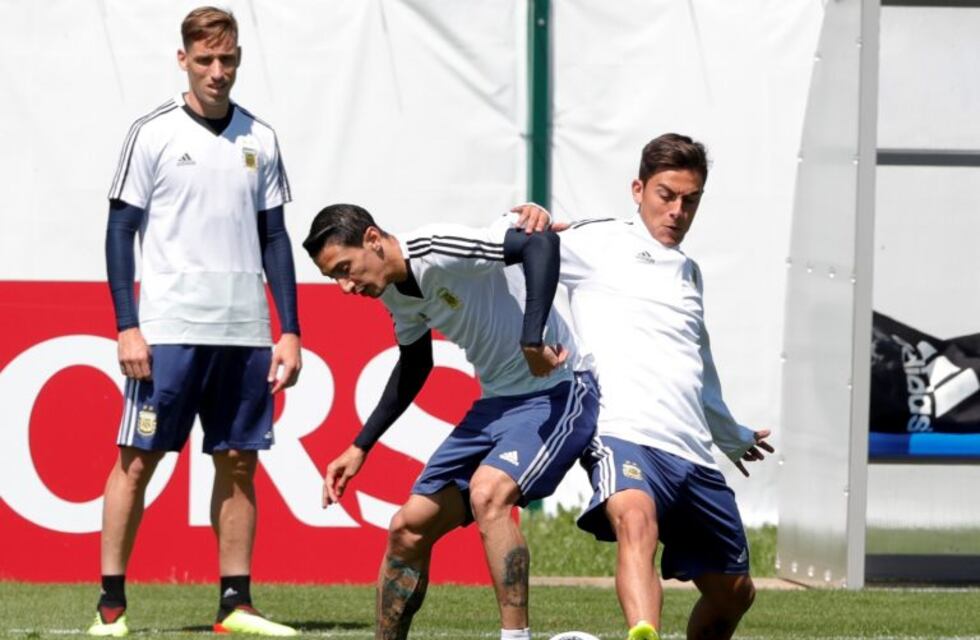 Dybala y Pavón esperan su turno en el banco de suplentes