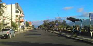 Calle Fascio, avenida de paradas de colectivos, vacía\u002E