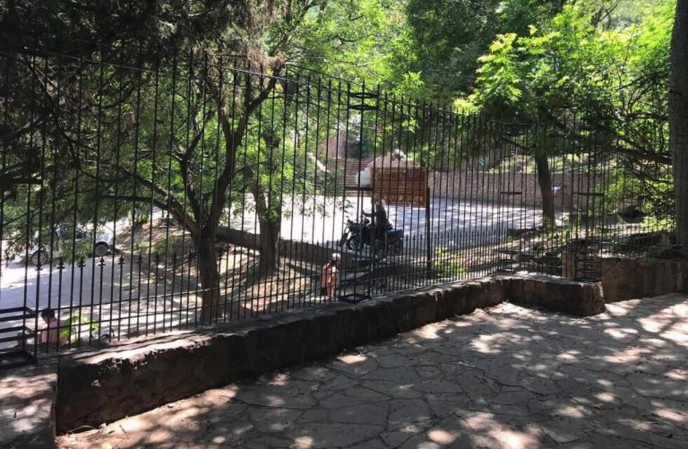 Pusieron una reja y un portón en las escalinatas del cerro San Bernardo