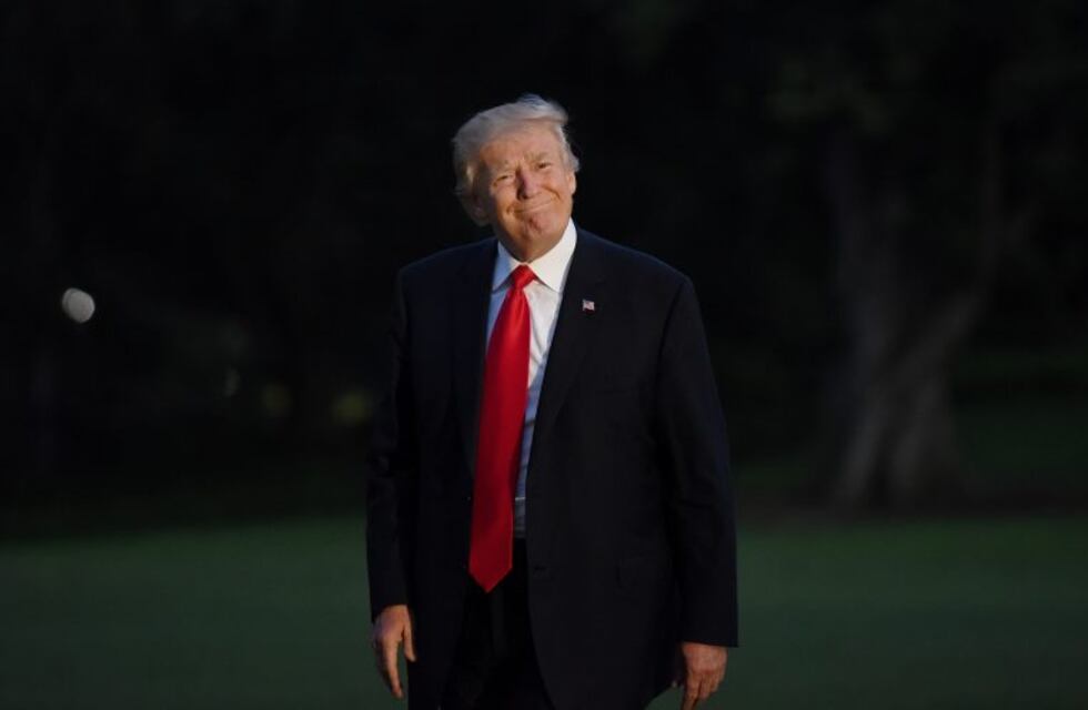 La reacción de Donald Trump ante un marine al que se le cayó el gorro
