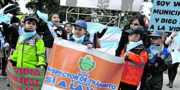 Los niños aparecieron con mensajes y el pañuelo celeste a favor de las Cuidar las dos Vidas\u002E