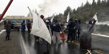 Continúa el corte a cargo del sector hotelero y gastronómico sobre la ruta 40 en Bariloche