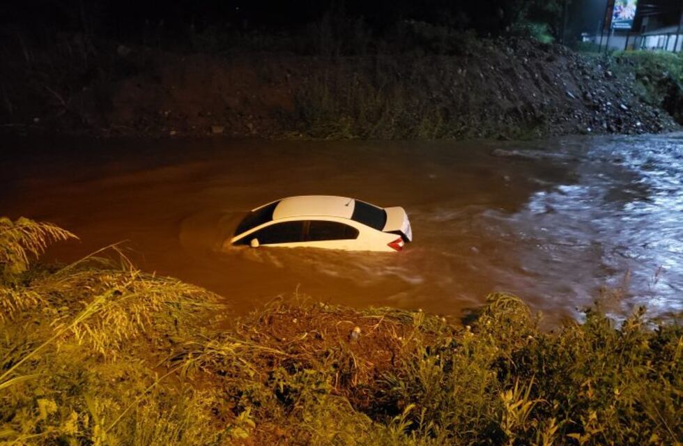 Mendiolaza: comisario se arrojó al río crecido y salvó a un conductor arrastrado por la corriente