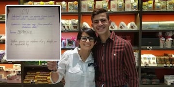 Carlos Duarte, el CV a mano y su amiga que lo publicó en Facebook, Eugenia,