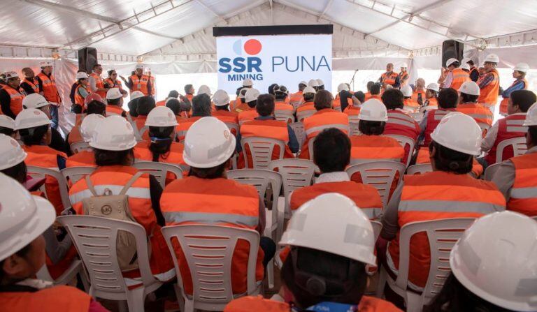 Funcionarios, ejecutivos de la compañía, invitados especiales y trabajadores, en el acto de inauguración del proyevto Chinchillas.