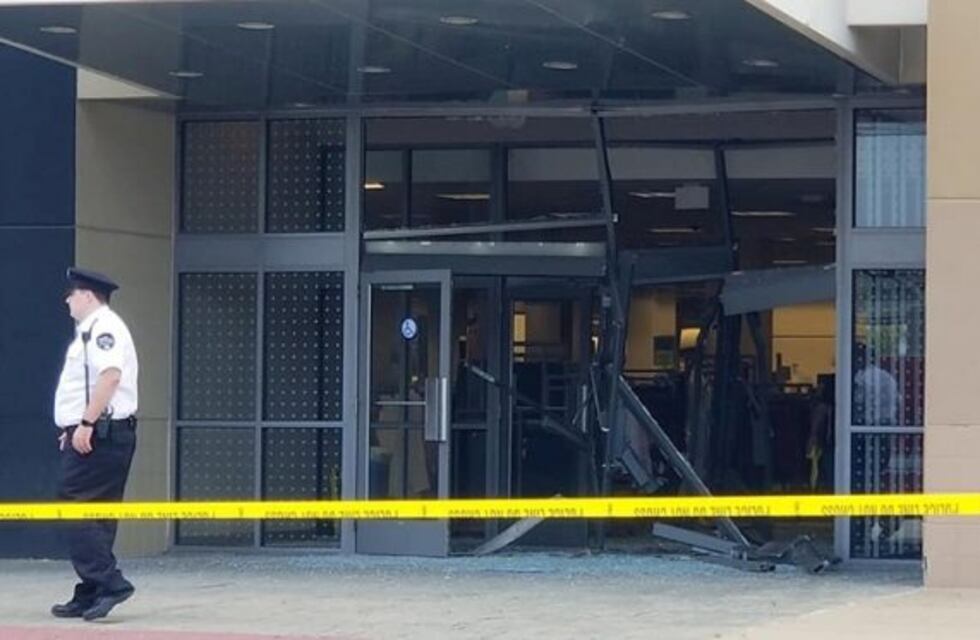 Pánico en un centro comercial de Estados Unidos: ingresó con una camioneta y fue detenido