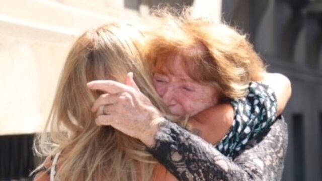 Tras estar internada en shock, la mamá de Débora Pérez Volpin llega a la Legislatura para despedir a su hija