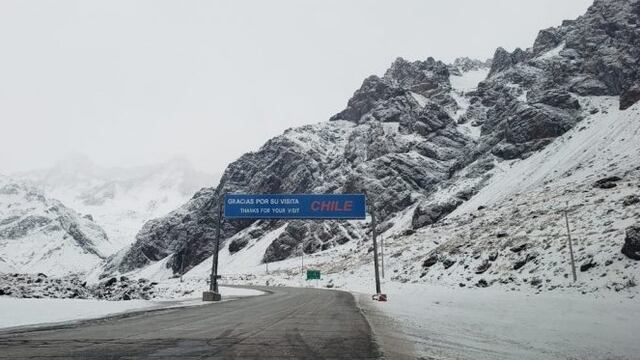 El corredor internacional entre Mendoza y Chile está cerrado por tormentas en alta montaña.