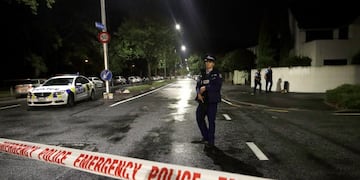 EPA8474\u002E PARIS (FRANCIA), 15/03/2019\u002EUn coche de la policía patrulla este viernes frente a la Gran Mezquita de Paris\u002E La Policía ha aumentado las medidas de seguridad en torno a los lugares de culto tras el tiroteo perpetrado en dos mezquitas en la ciudad de Christchurch, Nueva Zelanda\u002E La primera ministra del país, Jacinda Arden, ha confirmado que al menos 40 personas han muerto y otras 20 han resultado heridas\u002E EFE/CHRISTOPHE PETIT TESSON