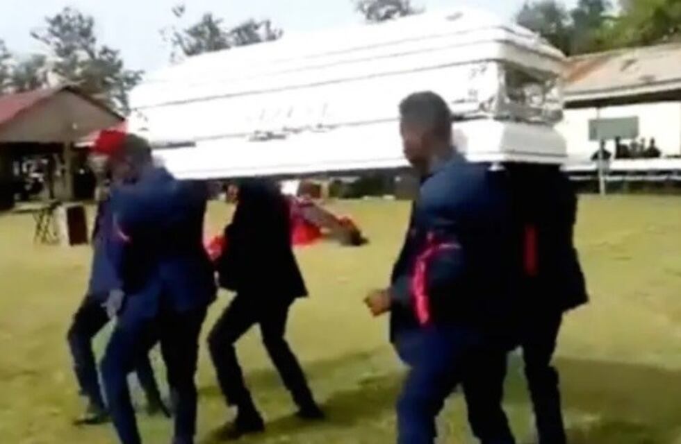 Bailaban con un ataúd, hubo un error y se les cayó el cadáver