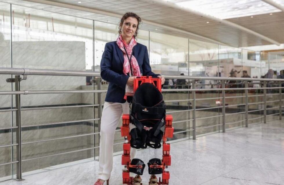 Emocionante video de un niño con atrofia progresiva que da sus primeros pasos