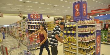 todos los supermercados e hipermercados de la provincia deberán cerrar sus puertas a las 21 horas, sin excepción\u002E