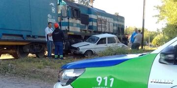 Un tren de cargas embistió a un auto en Villa Piazza