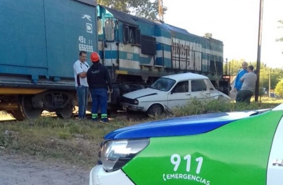 Un tren de cargas embistió a un auto en Villa Piazza