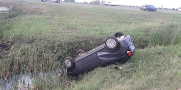 El vuelco del Volkswagen Gol ocurrió pasadas las 7\u002E30 en el kilómetro 301 de la autopista Rosario-Córdoba\u002E (Min\u002E Seguridad)