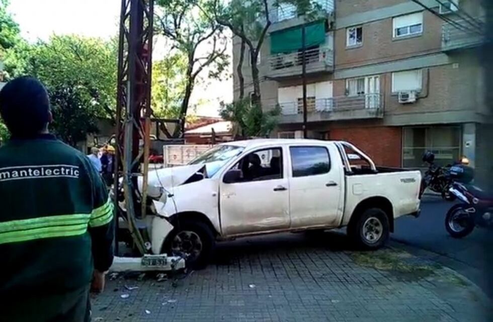 La pick up que chocó contra una columna en Castellanos y Rioja había sido robada