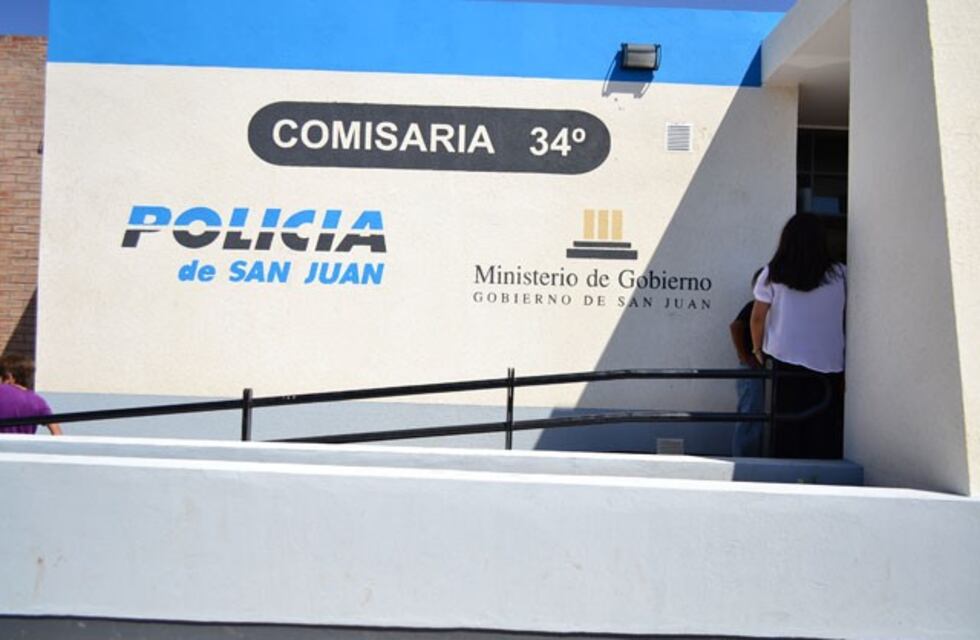 Está en la Comisaría hace días y no se quiere ir porque se peleó con su mamá