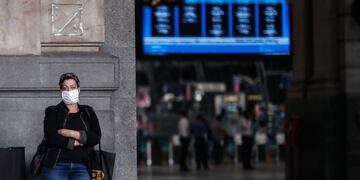 BUE100 - BUENOS AIRES (ARGENTINA), 16/03/2020 \u002E- Una mujer espera en la Estación Ferroviaria de Retiro hoy lunes, luego de que el Gobierno argentino decretara el cierre de las clases y también de las fronteras internacionales, en Buenos Aires\u002E EFE/Juan Ignacio Roncoroni