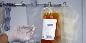 Tratamiento con plasma de pacientes recuperados\u002E (REUTERS/Thaier Al-Sudani)