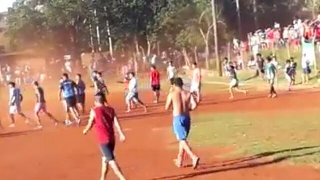 Batalla campal en un partido de fútbol en Posadas\u002E (Foto: Captura)