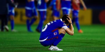 Argentina's Tigre Pablo Magnin gestures at the end of the closed-door Copa Libertadores group phase football match against Bolivia's Bolivar, after missing a penalty in the extra time at the CA Tigre stadium in Tigre, Argentina, on September 22, 2020, amid the COVID-19 novel coronavirus pandemic\u002E (Photo by Marcelo Endelli / POOL / AFP)