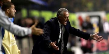 Gustavo Alfaro se enojó por la falta de puntería de los delanteros en la práctica de Boca\u002E (AFP)