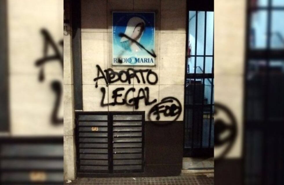 Agredieron el frente de Radio María con pintadas y leyendas proaborto