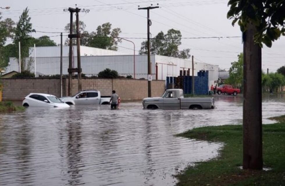 Arroyito: una fuerte lluvia anegó varias calles en la ciudad