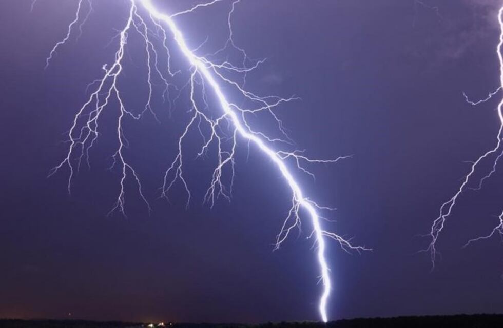 Salió a cerrar el portón y recibió la descarga eléctrica de un rayo