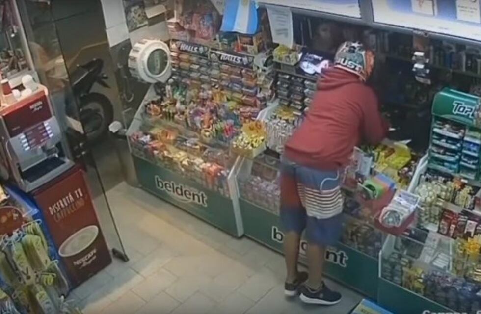 Así roban un kiosco en Cipolletti