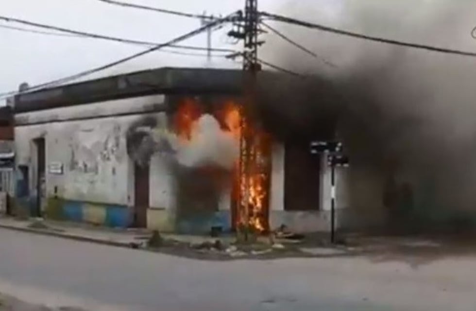 Temor por un voraz incendio y peligro de derrumbe de un comercio en zona norte