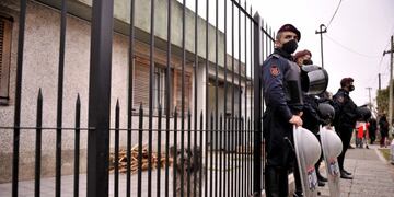 Frente de la casa del jubilado que mató a un delincuente en Quilmes (Foto: Clarín)