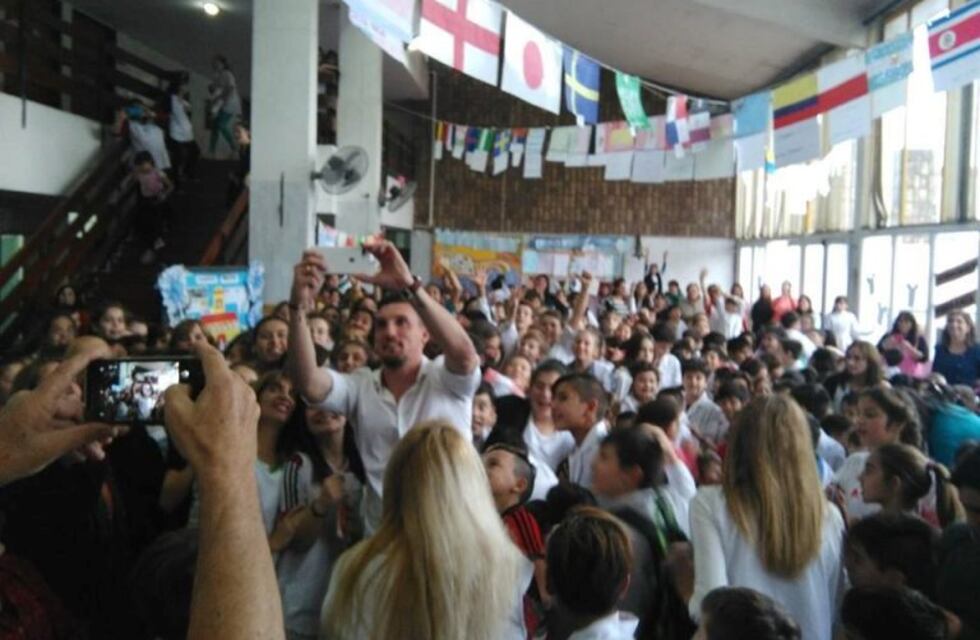 Armani visitó la escuela donde estudió en Casilda y donó libros